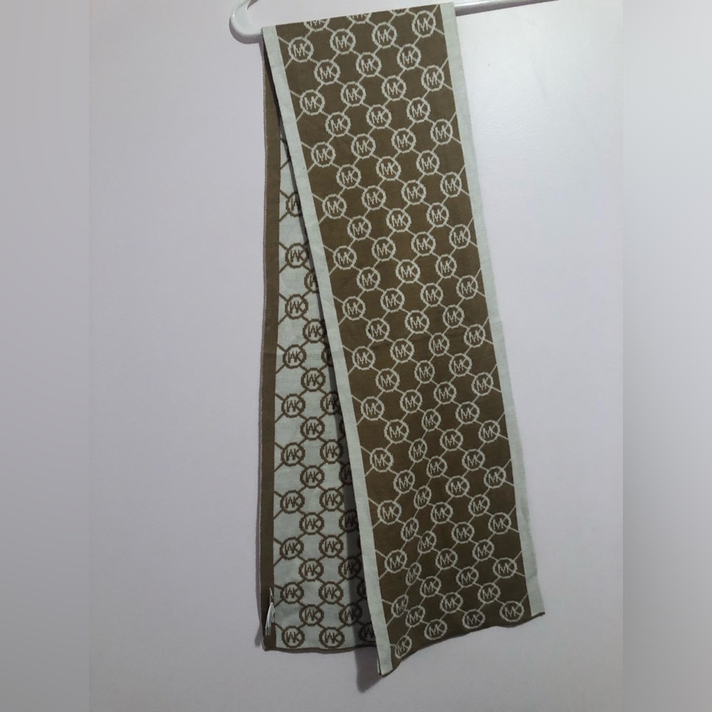 Michael kors double sided tan and white acrylic scarf MK logo